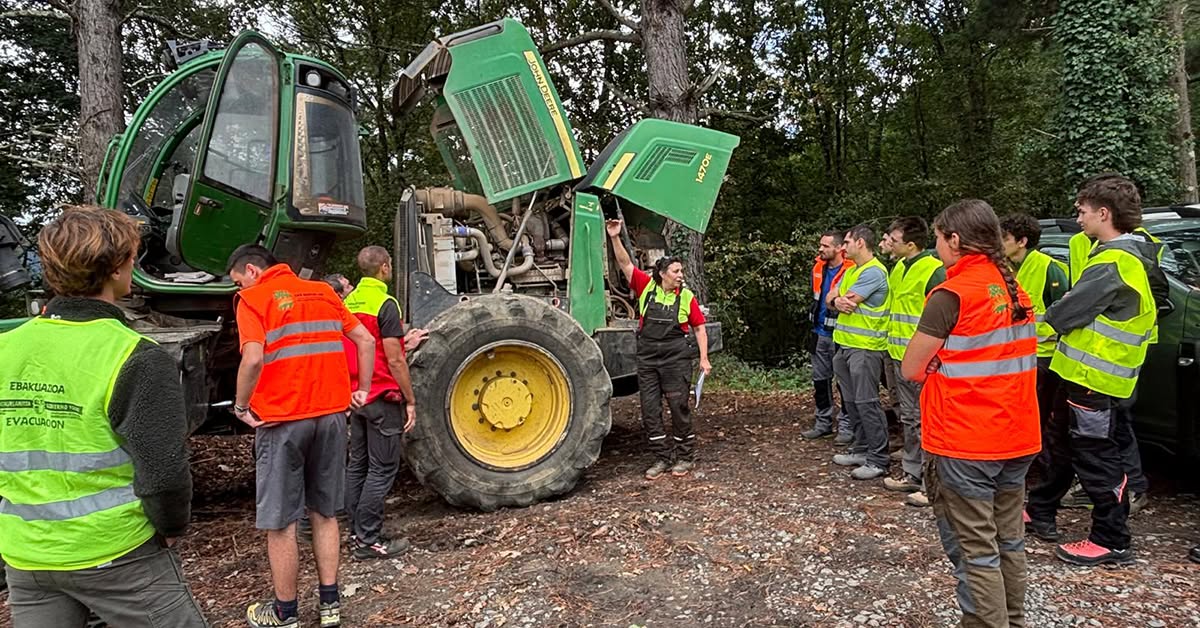 Baskegur organiza un campo de trabajo para formar a jóvenes en el manejo de maquinaria forestal dentro del proyecto PyrempforGo